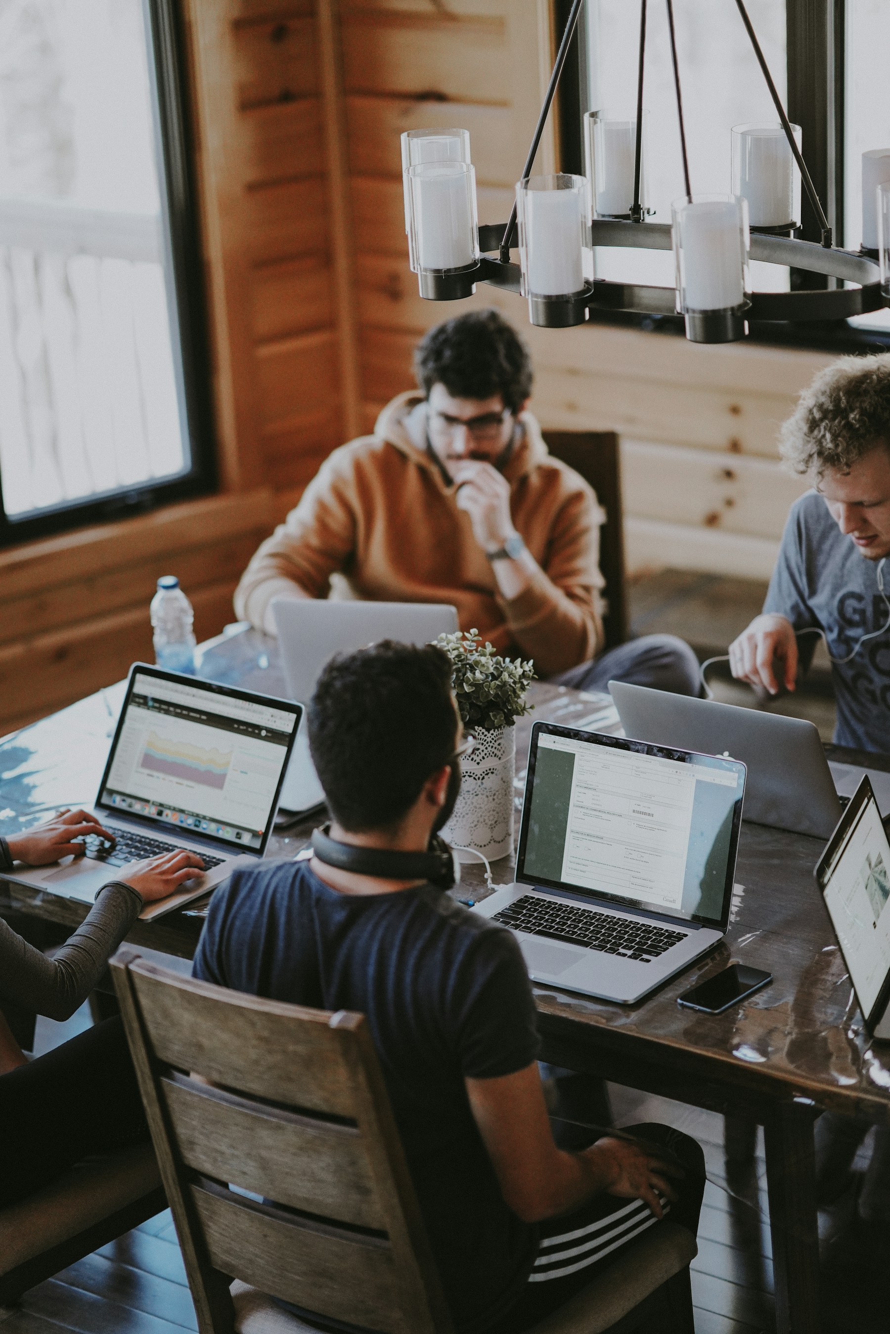 Team arbeitet gemeinsam an digitalen Unterlagen und bespricht die nächsten Schritte